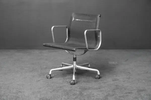 Vitra EA 107 Netz Schwarz