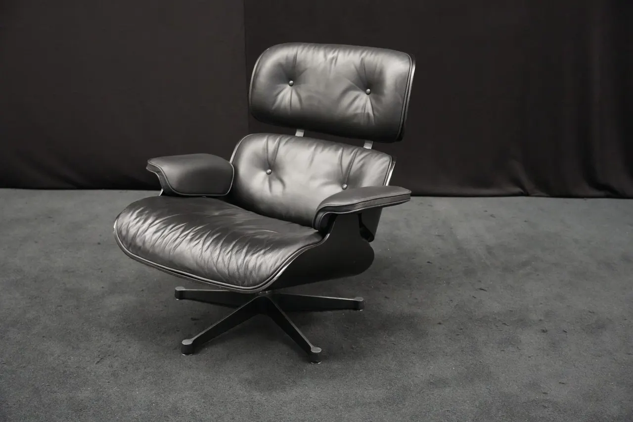 Vitra Lounge Chair Black Version Leder / Holz — Bild 1
