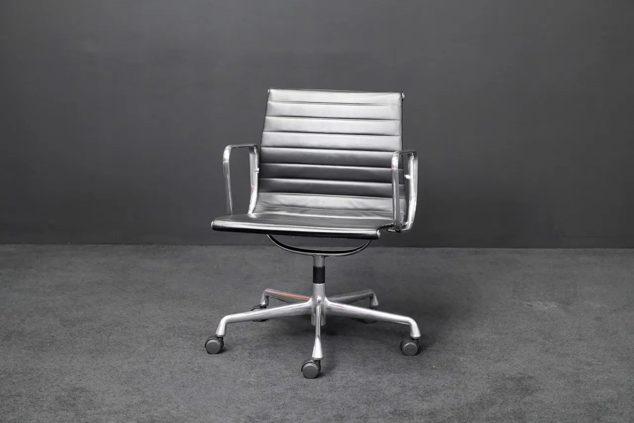 Vitra EA 107 Leder Schwarz — Bild 1