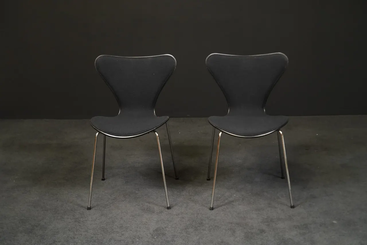 Fritz Hansen 2 Stühle ‚Serie 7‘ Schwarz — Bild 1