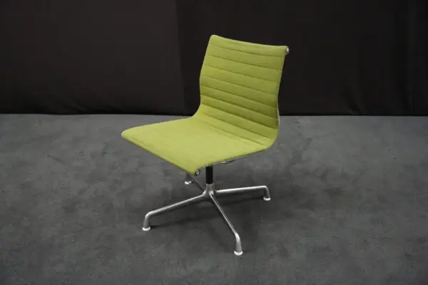 Herman Miller für Vitra – EA 101 / grün