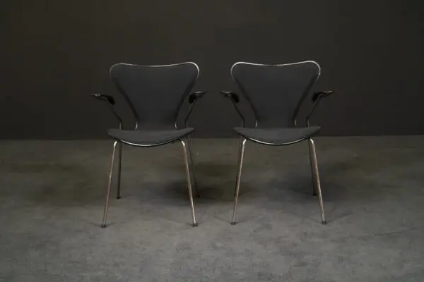 Fritz Hansen zwei Armlehnstühle ‚Serie 7‘ Schwarz