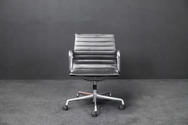 Vitra EA 107 Leder Schwarz