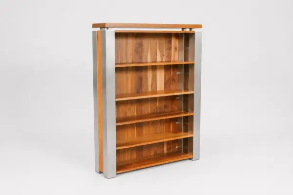 Bücherregal aus geöltem Holz & Metallgestell