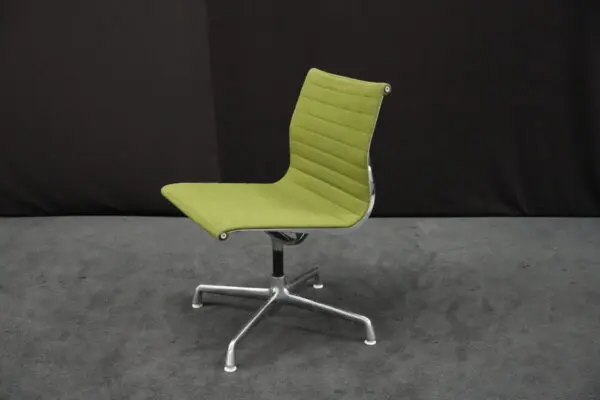 Herman Miller für Vitra – EA 101 / grün