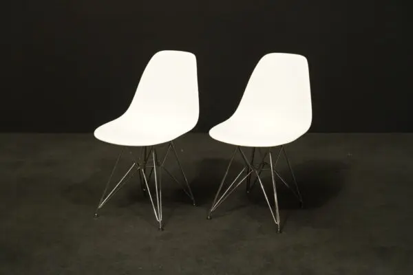 Vitra zwei Stühle ‚Eames Plastic Chairs‘ Weiß