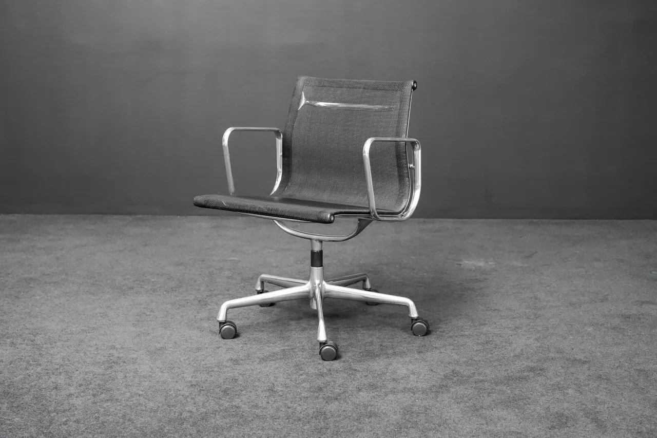 Vitra EA 107 Netz Schwarz — Bild 1