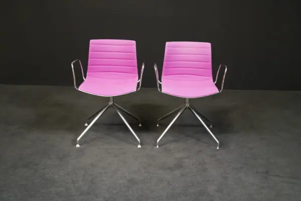 Arper | zwei Drehstühle ‚Catifa‘ | Stoff | Aluminium