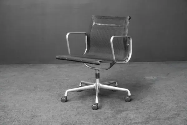 Vitra EA 107 Netz Schwarz