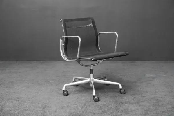 Vitra EA 107 Netz Schwarz