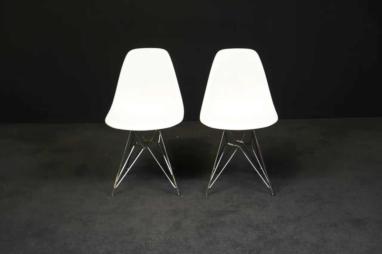 Vitra zwei Stühle ‚Eames Plastic Chairs‘ Weiß — Bild 1