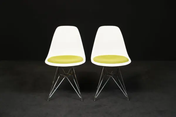 Vitra zwei Stühle ‚Eames Plastic Chairs‘ Weiß / Grün