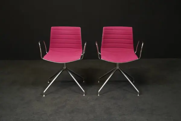 Arper | zwei Drehstühle ‚Catifa‘ | Stoff | Aluminium