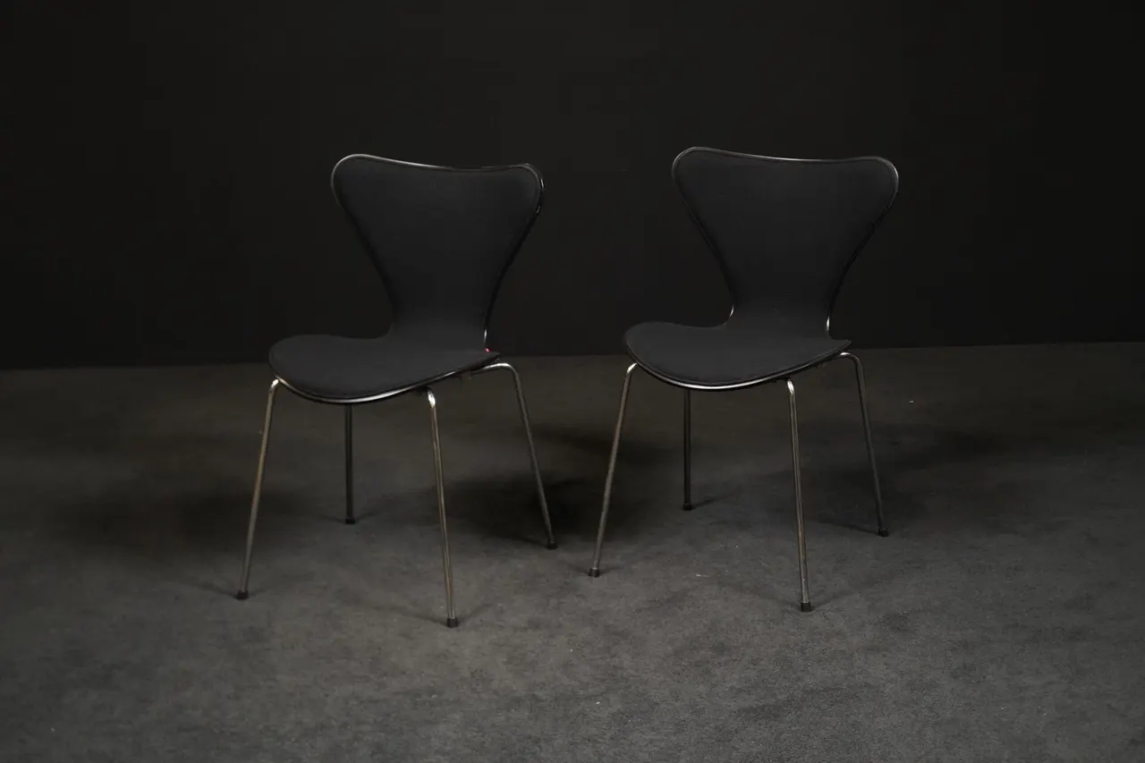 Fritz Hansen zwei Stühle ‚Serie 7‘ Schwarz aufgepolstert — Bild 1