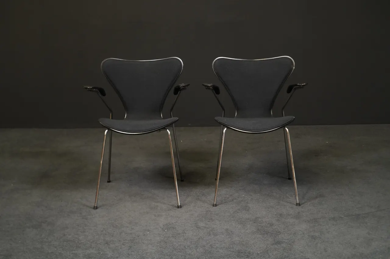Fritz Hansen zwei Armlehnstühle ‚Serie 7‘ Schwarz — Bild 1