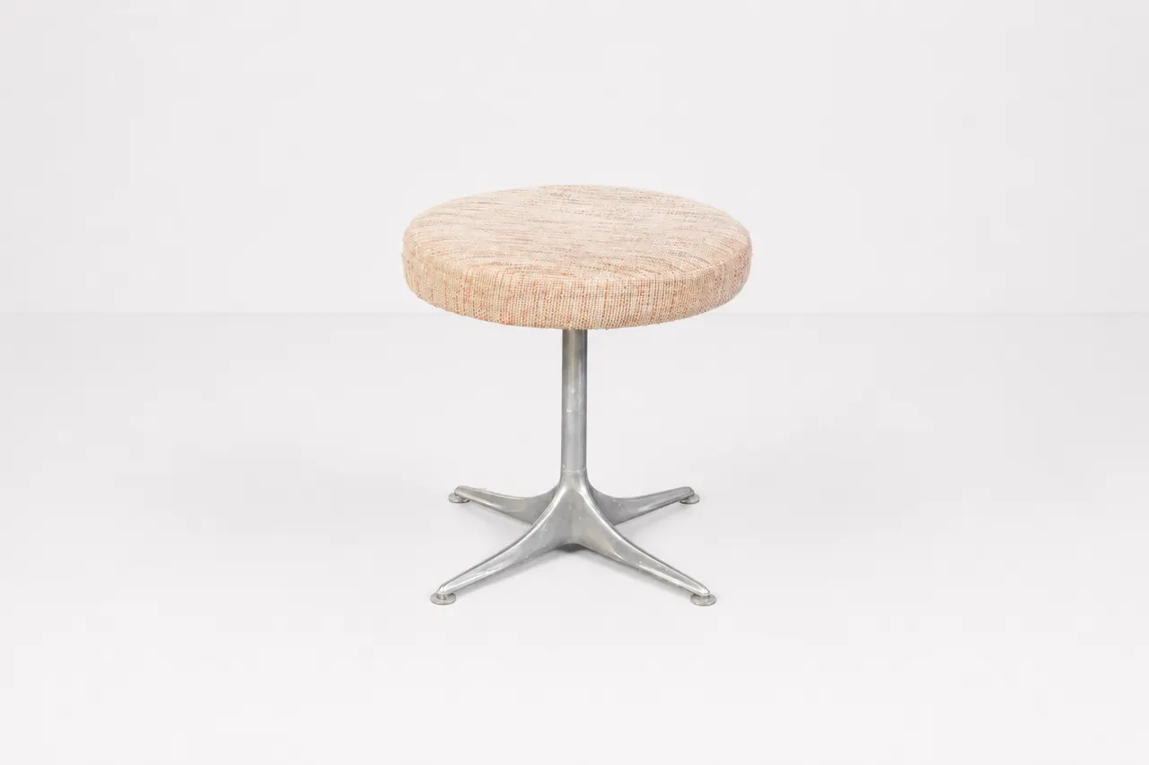 Stoffhocker mit Metallgestell — Bild 1