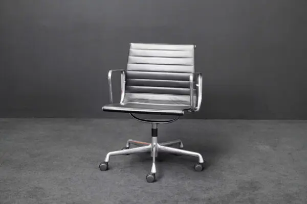 Vitra EA 107 Leder Schwarz