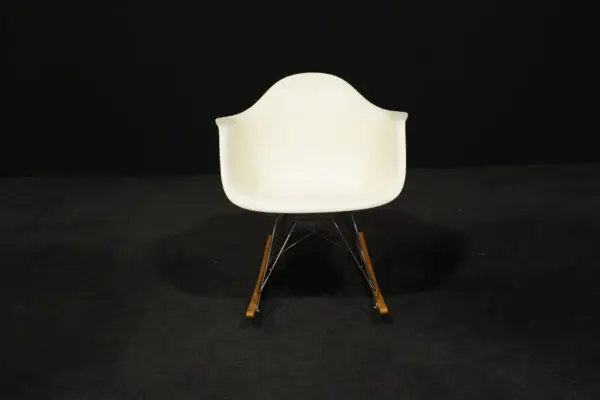 Vitra Besucherstuhl ‚RE RAR‘ Kunststoff Weiß