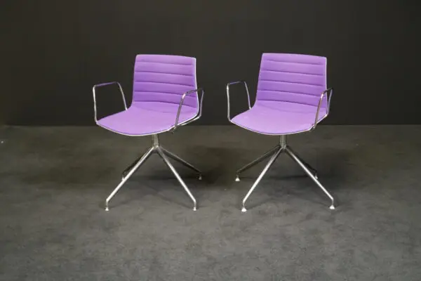 Arper | zwei Drehstühle ‚Catifa‘ | Stoff | Aluminium