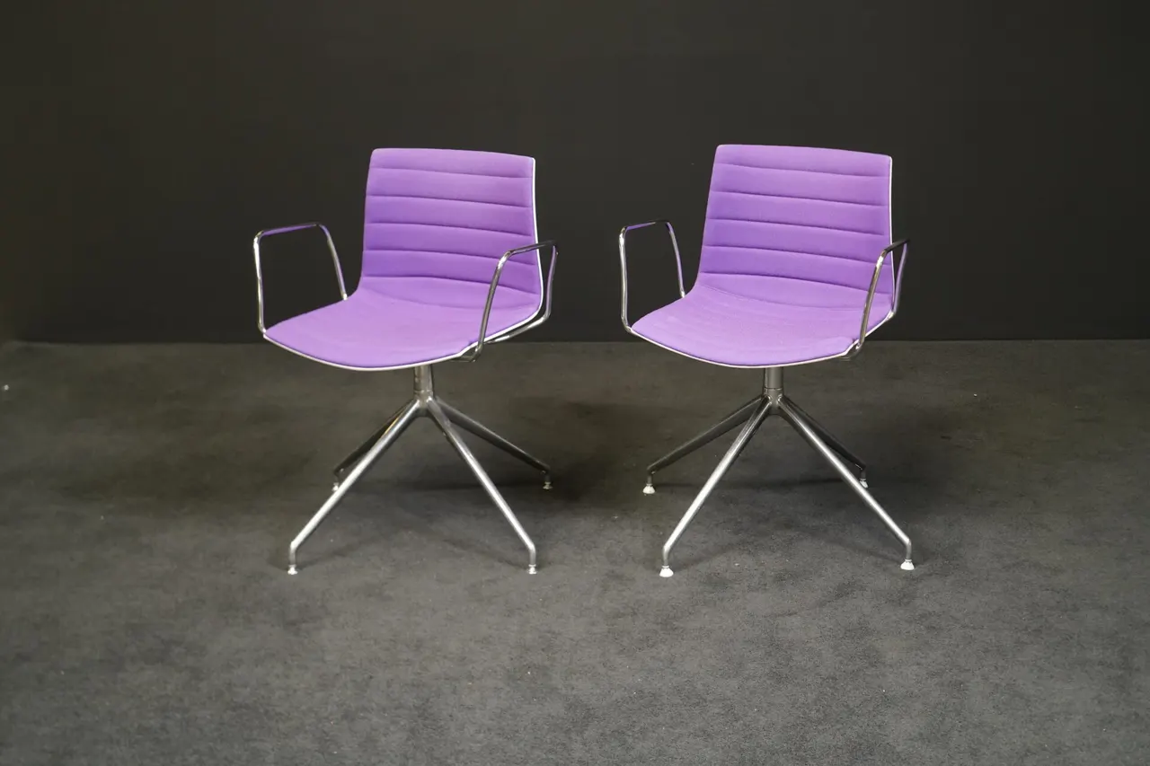Arper | zwei Drehstühle ‚Catifa‘ | Stoff | Aluminium — Bild 1