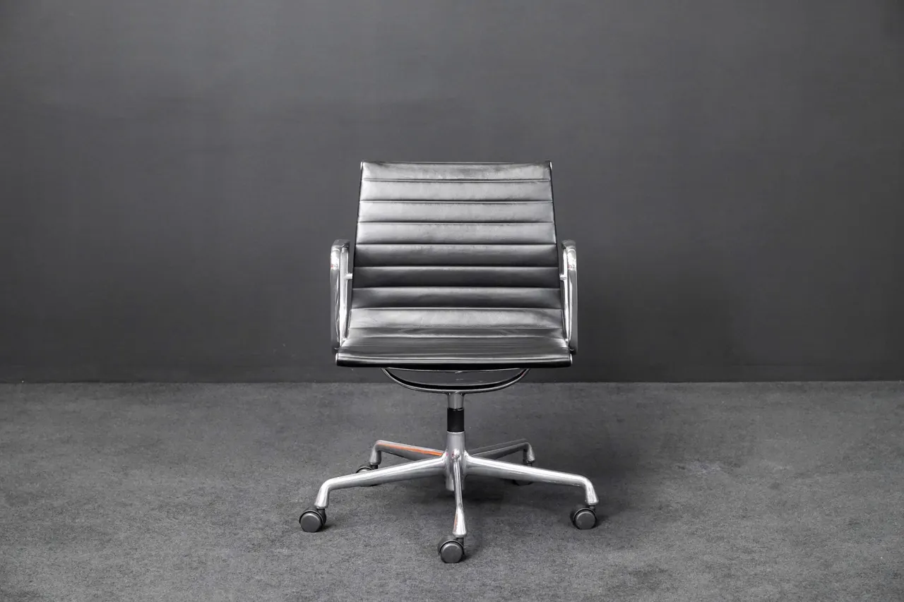 Vitra EA 107 Leder Schwarz — Bild 1