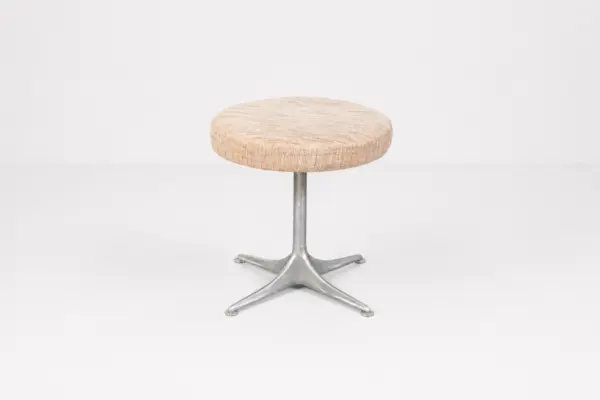 Stoffhocker mit Metallgestell