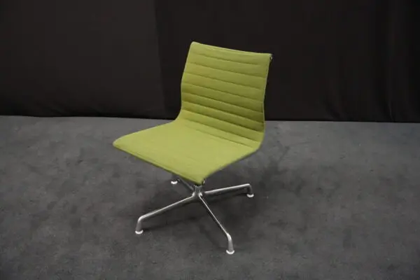 Herman Miller für Vitra – EA 101 / grün