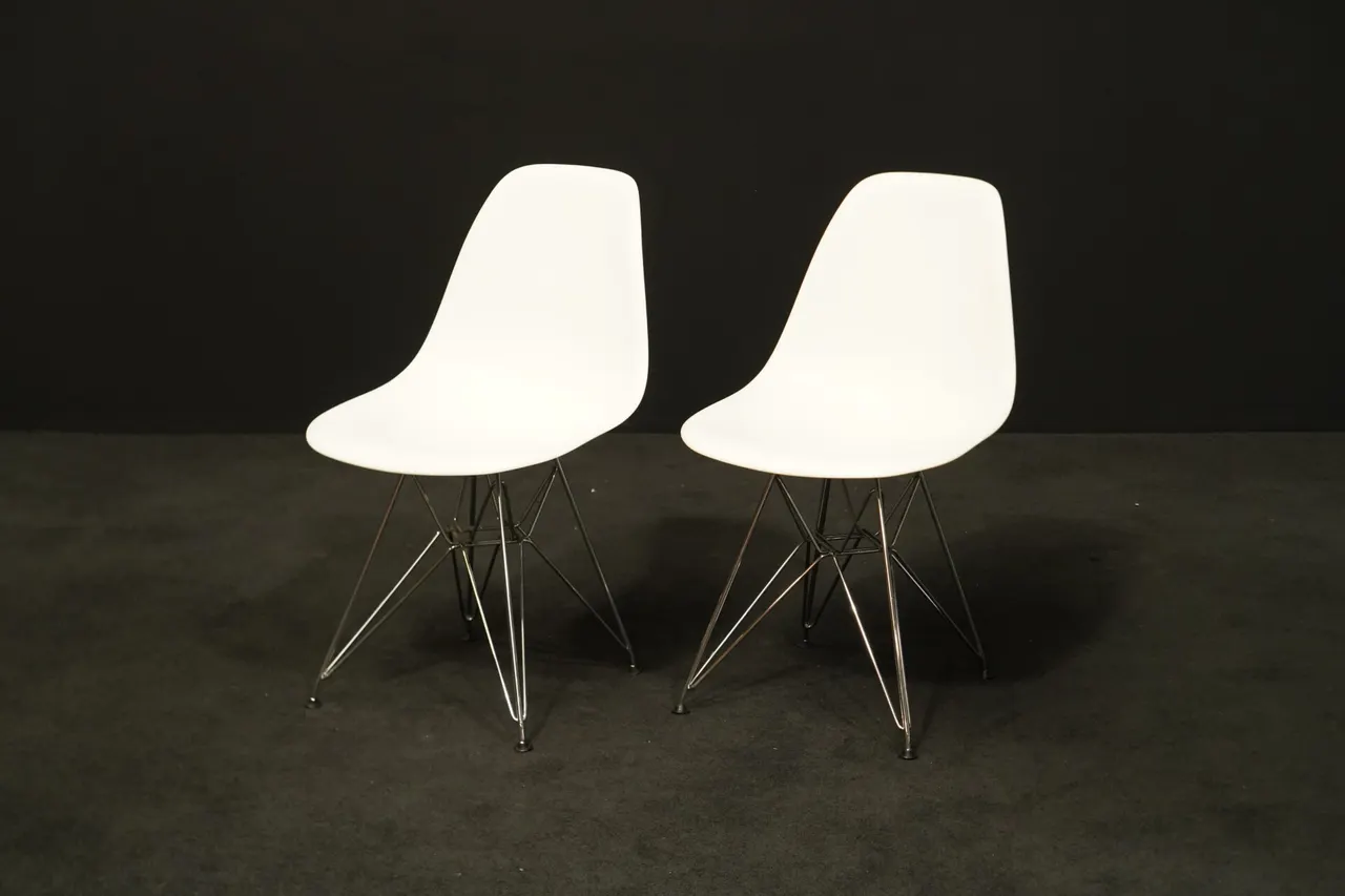 Vitra zwei Stühle ‚Eames Plastic Chairs‘ Weiß — Bild 1