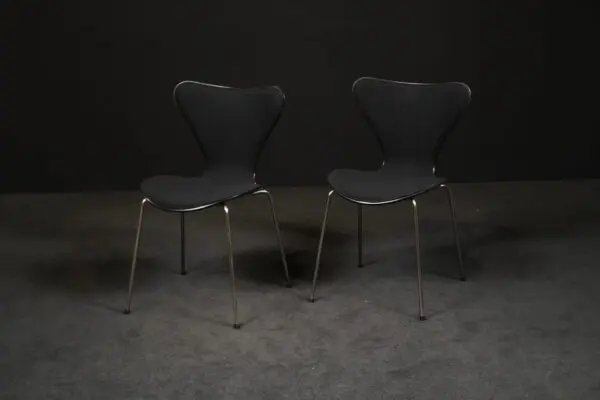 Fritz Hansen zwei Stühle ‚Serie 7‘ Schwarz aufgepolstert