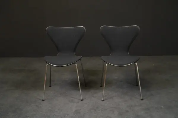Fritz Hansen 2 Stühle ‚Serie 7‘ Schwarz