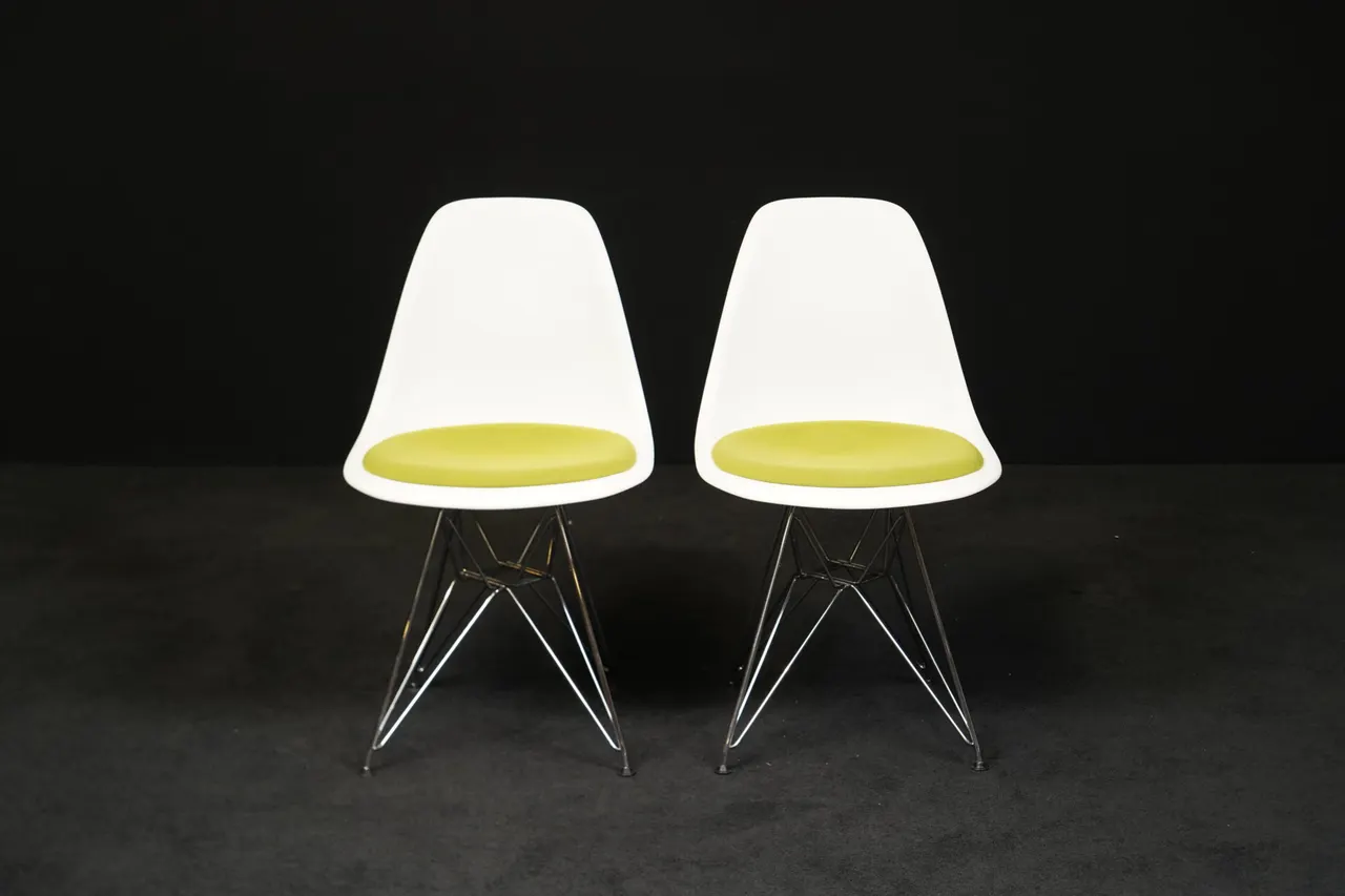 Vitra zwei Stühle ‚Eames Plastic Chairs‘ Weiß / Grün — Bild 1