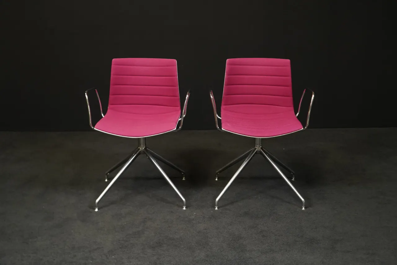 Arper | zwei Drehstühle ‚Catifa‘ | Stoff | Aluminium — Bild 1