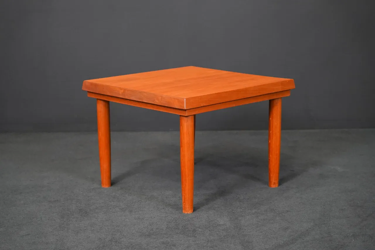 Tisch aus Teakholz — Bild 1