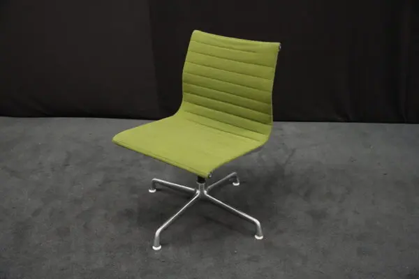 Herman Miller für Vitra – EA 101 / grün