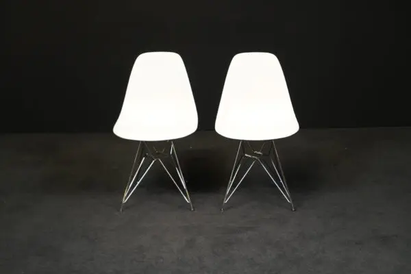 Vitra zwei Stühle ‚Eames Plastic Chairs‘ Weiß